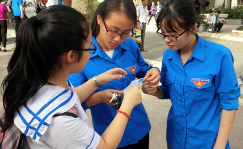 Thanh niên tình nguyện Thành phố Hà Tĩnh hướng dẫn thí sinh trước lúc vào phòng thi